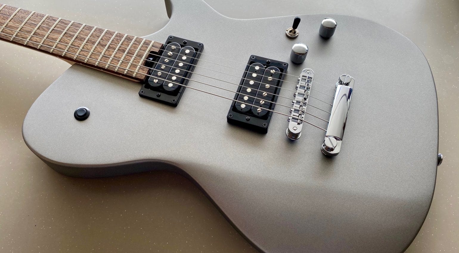 Review: Manson MBM-1 Meta, una guitarra signature de Matt Bellamy que no se anda con chiquitas - gearnews.es
