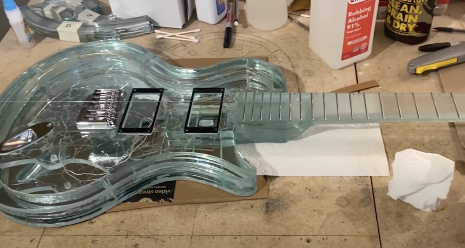 Una guitarra hecha de vidrio, y un fascinante vídeo sobre su construcción gearnews.es