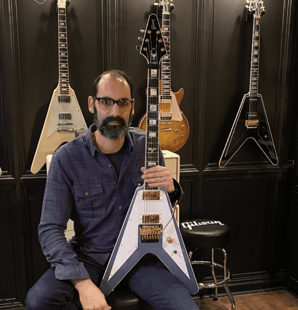 Cesar Gueikian con la nueva versión Gibson de la Flying V signature de Richie Faulkner