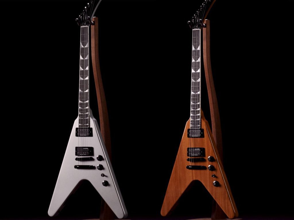 La Gibson Dave Mustaine Flying V EX está disponible en colores Antique Natural o Silver Metallic